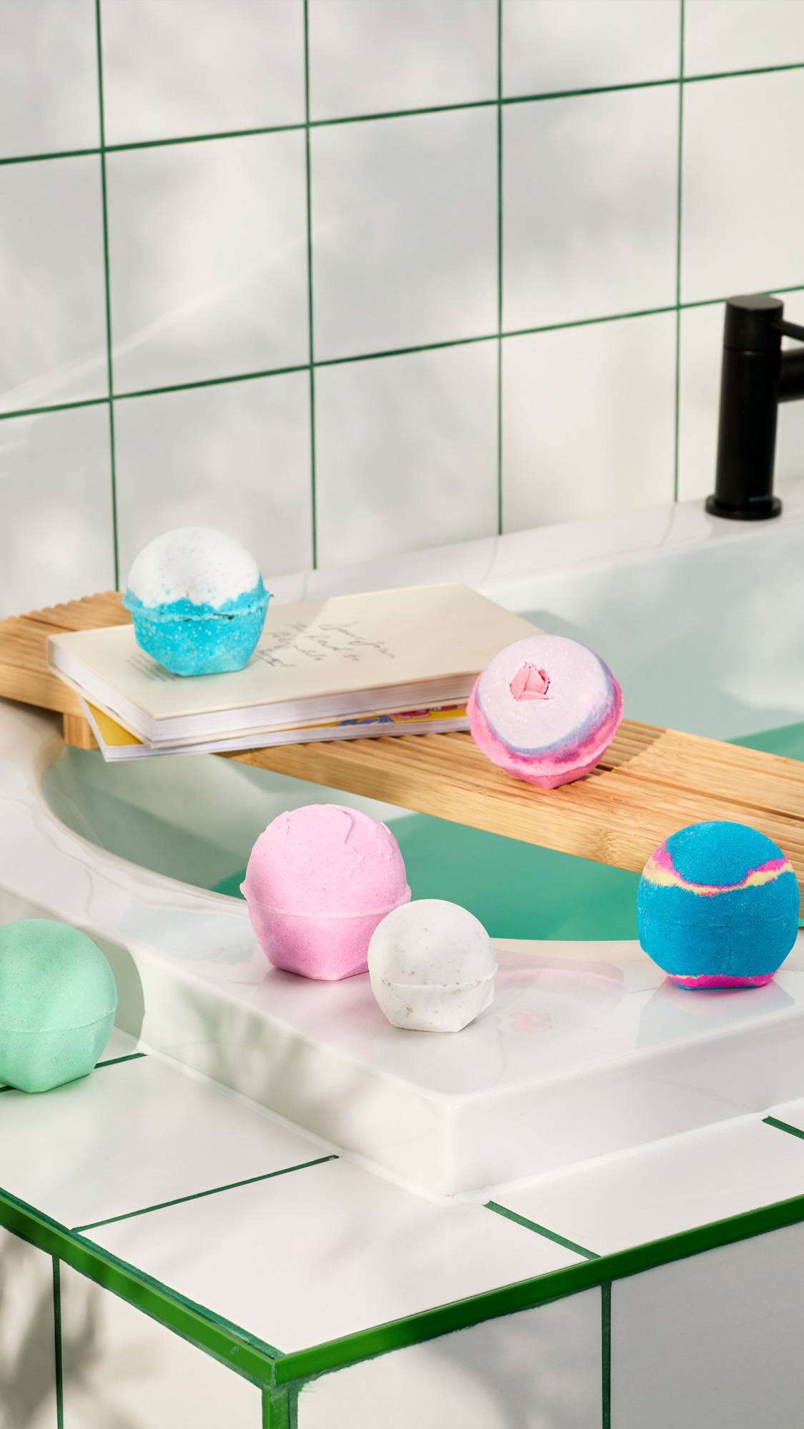 Book a Bath: The Icons - US 4131
